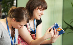 Jobmesse Besucher Pocketmessguide Alle vertretenen Firmen aus Deutschland und der Welt sind im Pocketmesseguide aufgeführt