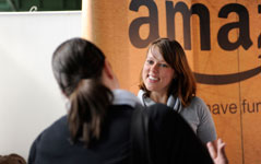 connecticum Jobmesse Besuchergespräch Austausch über die Kleidung für ein Vorstellungsgespräch