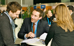 Jobmesse Gäste im Gespräch Erfahrungsaustausch über Einstiegsmöglichkeiten