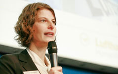 Jobmesse Besucherin an der Jobstation Firmenvertreter stellen ihr Unternehmen vor
