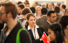 connecticum Jobmesse Besucherin Für den Jobeinstieg ist ein Karriereevent sehr hilfreich