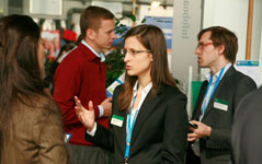 connecticum Jobmesse Austeller Besuchergespräch Mitarbeiter einstellen über Messepräsenz bei Karriereevents