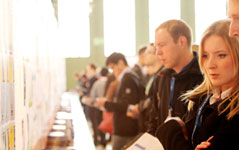 connecticum Besucher Jobstation Stellenanzeigen der Arbeitgeber werden an der Jobwall aufgegeben