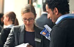 connecticum Jobmesse Austeller prüft Lebenslauf Top-Bewerber finden Top-Arbeitgeber