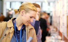 connecticum Jobmesse Bachelorarbeit Über Einstiegsmöglichkeiten informiert die Job-Wall