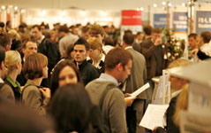 connecticum Firmenkontaktmesse Besucher Zur Berufsplanung werden von Absolventen Karriereevents genutzt
