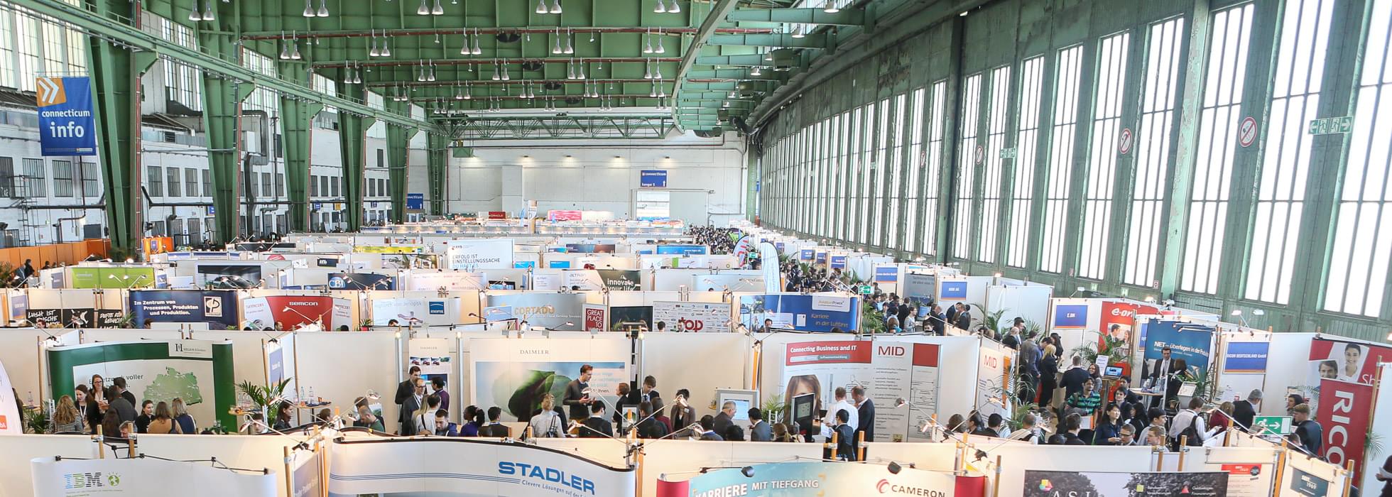 Foto connecticum Recruitingmesse Messestände in der Halle