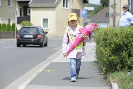 Tipps-fuer-den-Alltag-Damit-der-Weg-in-die-Schule-nicht-ins-Krankenhaus-fuehrt-Haftungsprivileg-fuer-Kinder-Autofahrer-muessen-aufpassen-Fuss-vom-Gas