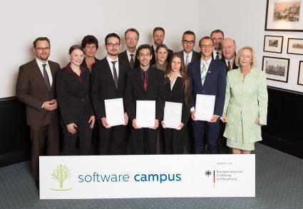 IT-Gipfel-2014-Bundesbildungsministerin-Prof-Dr-Johanna-Wanka-verabschiedet-erste-Absolventen-des-Software-Campus