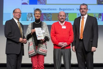 Lehrerkongress-der-chemischen-Industrie-Zwei-herausragende-Persoenlichkeiten-ausgezeichnet-Tausenden-Schuelern-den-Spass-an-Naturwissenschaften-vermittelt