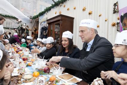 Die-kleinen-Haeuslebauer-vom-Gendarmenmarkt-Schulpate-bringt-gemeinsam-mit-Senatorin-Kolat-Grundschulkinder-in-Weihnachtsstimmung