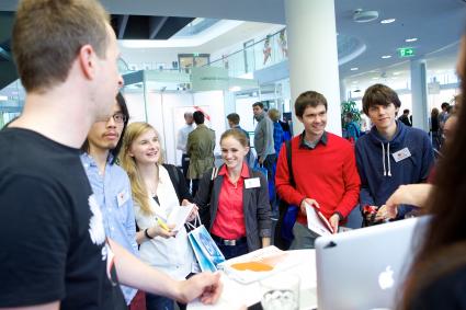 Unternehmen-stehen-Schlange-fuer-Speed-Dating-mit-Studenten-des-Hasso-Plattner-Instituts