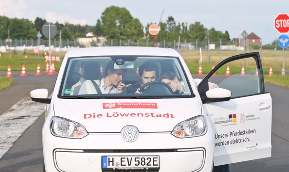 DRIVE-E-Akademie-2016-54-Studierende-auf-der-elektromobilen-Ueberholspur-Spannende-Veranstaltungswoche-des-Nachwuchsprogramms-zur-Elektromobilitaet-in-Braunschweig