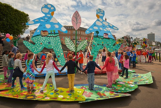 Duesseldorfer-Schueler-inszenieren-Deutschlands-groesstes-Wimmelbild-SOS-Kinderdoerfer-machen-fuer-Kinderrechte-mobil