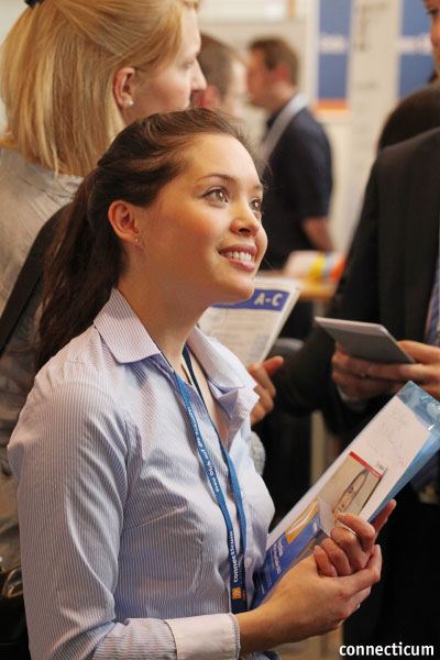 Eine Messebesucherin auf der Recrutingmesse connecticum