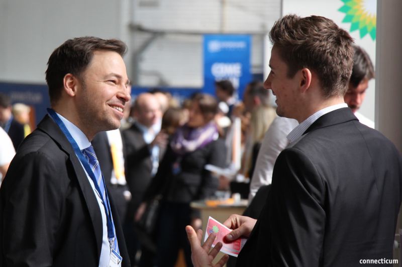 Jobinterviews am Messestand in entspannter Atmosphäre