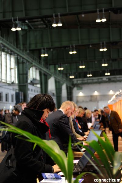 Personal mit digitalen Medien und Ständen auf Karriere-Events suchen
