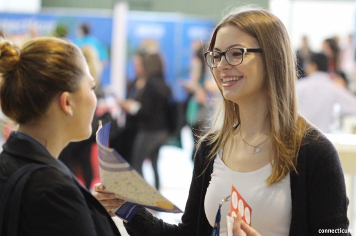 Arbeitgeber im direkten Austausch mit Besucher:innen der connecticum