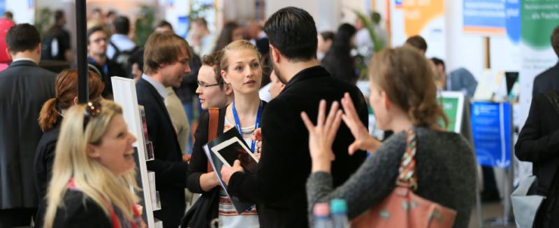 Voller Messegang mit Besuchern im Gespräch