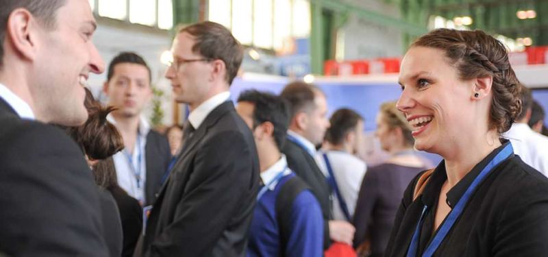 Lachende Besucherin im Gespräch auf der Messe