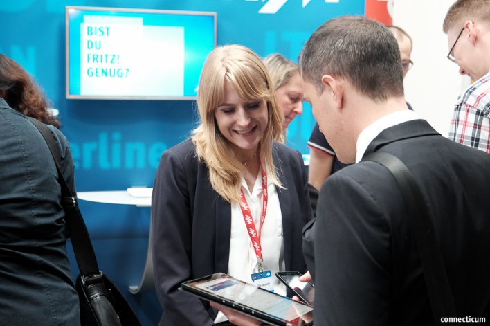 Gesprächssituation am Messestand auf der connecticum