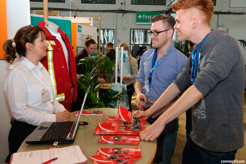 Informatiker und Ingenieure auf der Jobmesse in Berlin