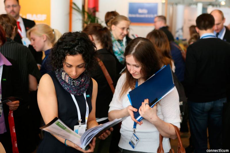 Jobchancen und Einstiegsmöglichkeiten sind in den Firmenprospekten zu studieren