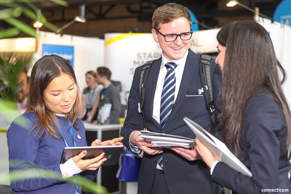 Foto: Gespräch auf der connecticum Recruitingmesse Berlin für Arbeitgeber