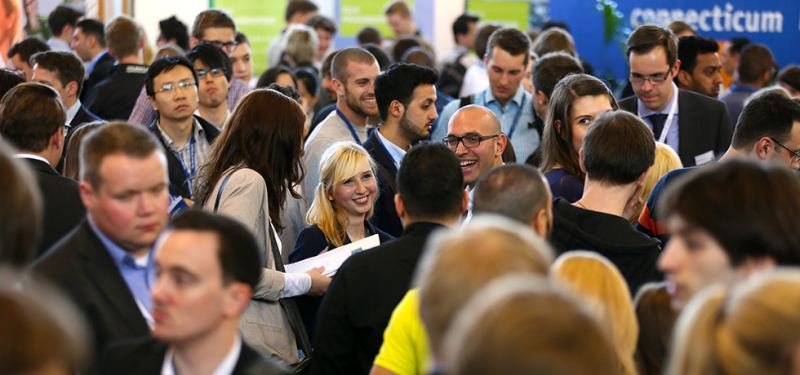 Dichtes Gedränge von Besucherinnen und Besuchern auf der connecticum Karrieremesse