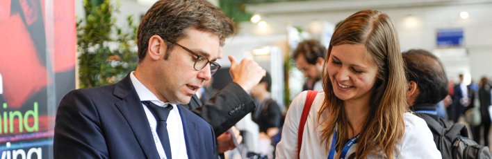 Bewerbungssituation am Messestand auf der connecticum