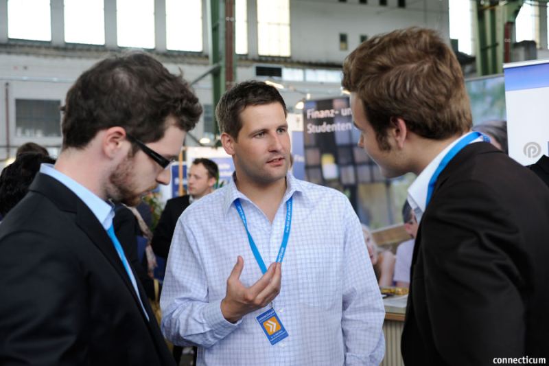 Studenten und Absolventen tauschen Informationen zu Recruiting Messen 2014