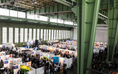 Arbeitgeber nutzen die Hallen der Personalmesse um Mitarbeiter zu finden