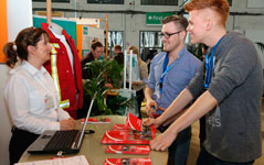 Informatiker und Ingenieure auf der Jobmesse in Berlin