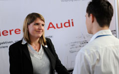 Um geeignete Bewerber zu finden,  nutzt die Firma Audi die Karrieremesse